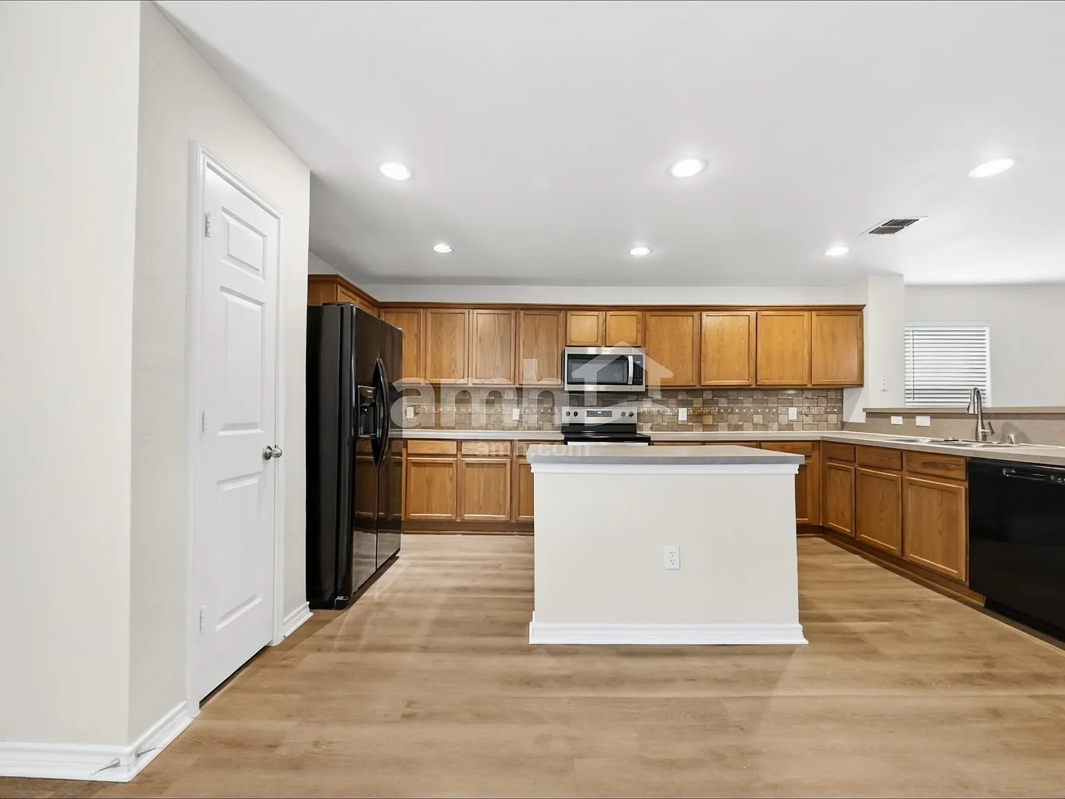 3 bed, 2.0 bath, 2440 sqft, $2,120 — Photo 4