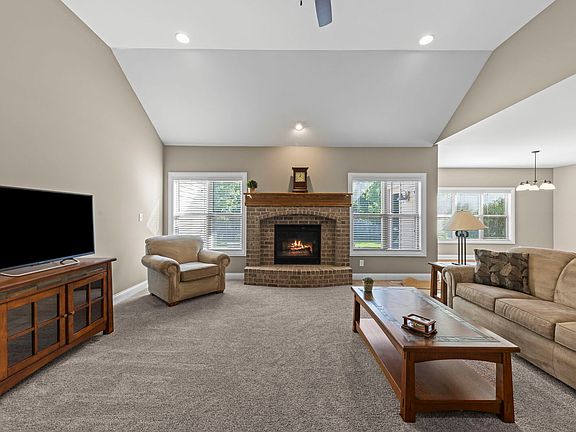 3rd image of 476 Bloomfield Cir W