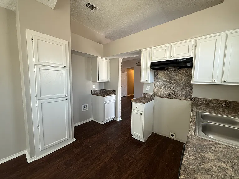 10206 Shayna Dr — Photo 6
