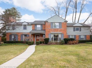 35 S Duval Rd, Grosse Pointe Shores, MI 48236