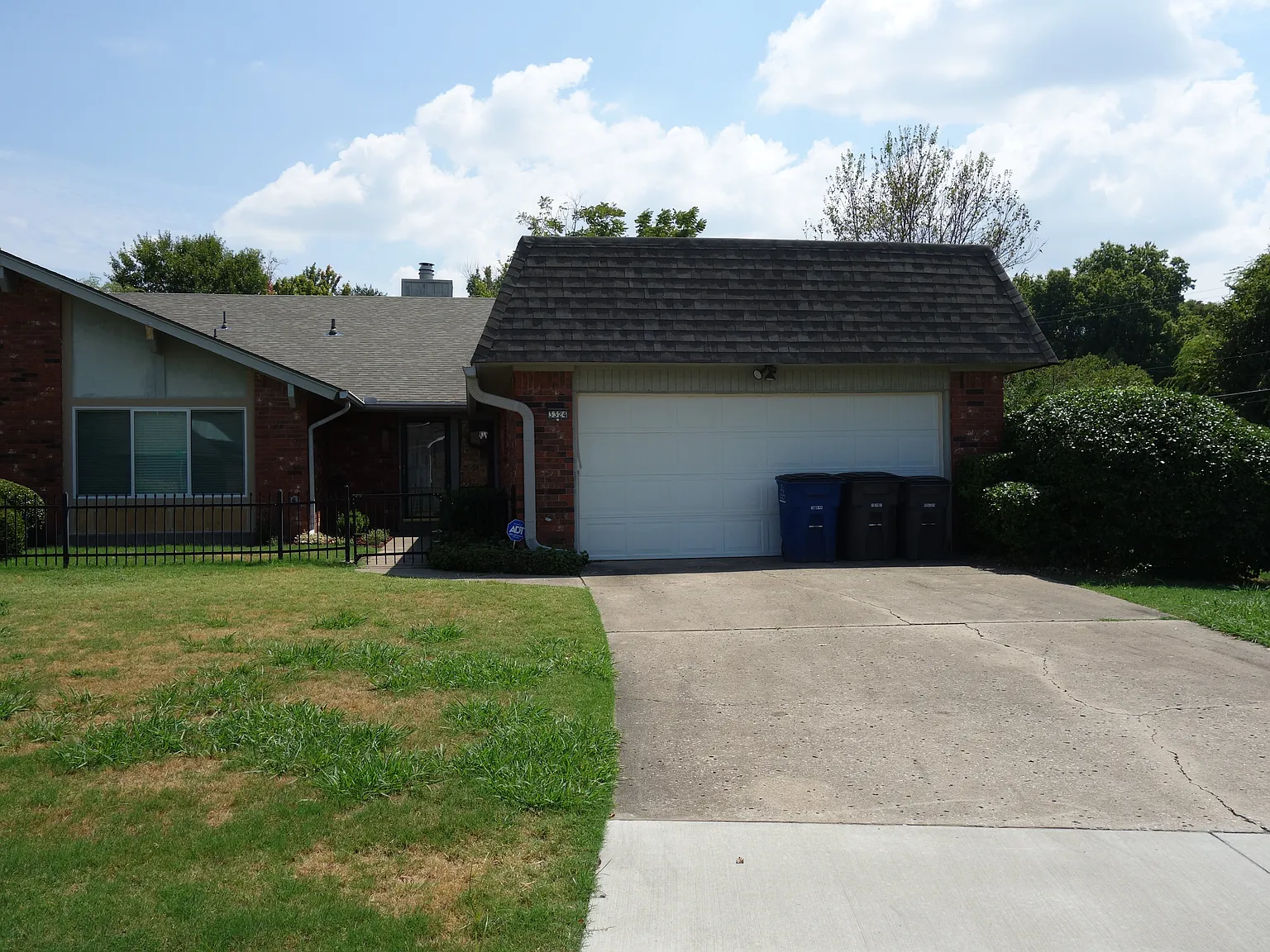 3 bed, 2200 sqft, $2,000 — Photo 2