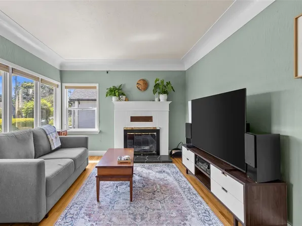 1726 Albert Ave, Victoria, BC V8R 1Z1