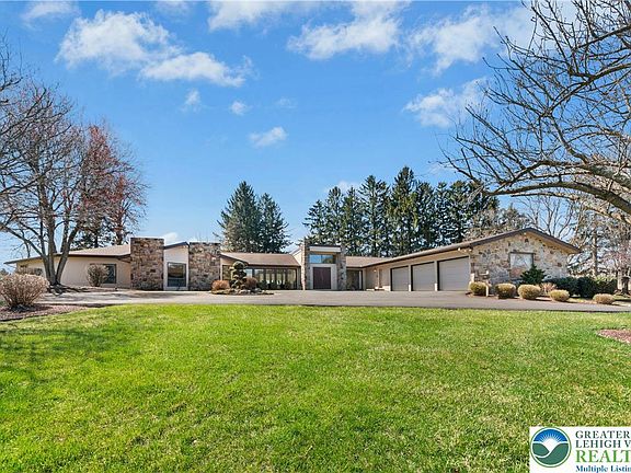 2nd image of 2334 Riverbend Rd