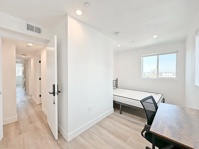 TL 1361 W 35th St — Photo 21