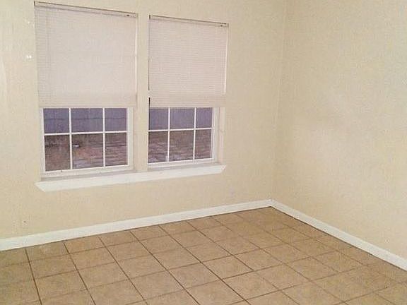 3rd image of 518 Graham Ave