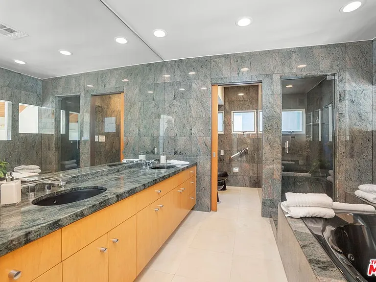24456 Malibu Rd — Photo 15