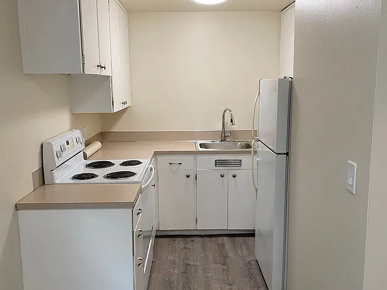 C2402 - Maple Court Apartments — Photo 41