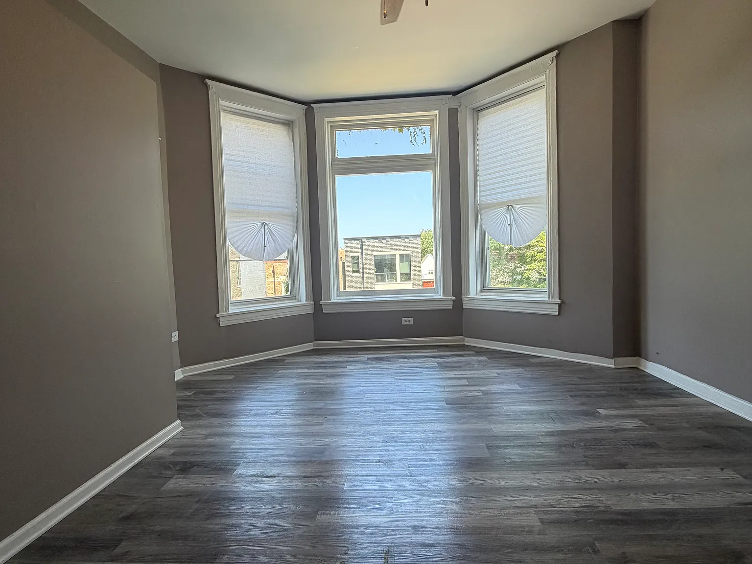 3 bed, 1200 sqft, $1,900 — Photo 2