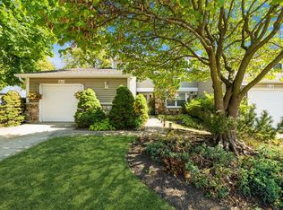 213 Stanyon Ln, Bloomingdale, IL 60108
