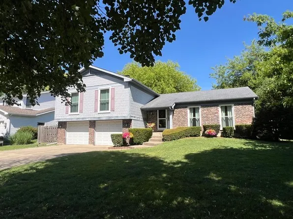 821 Blue Mound Dr, Crystal Lake, IL 60014