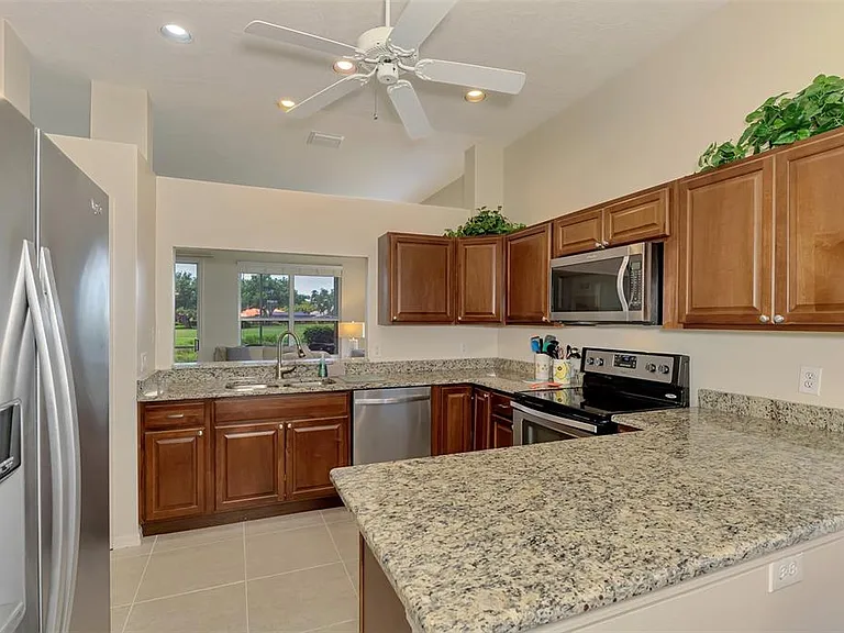 549 Fallbrook Dr — Photo 10