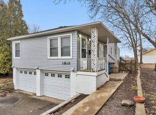 1810 N Center St, Crest Hill, IL 60403