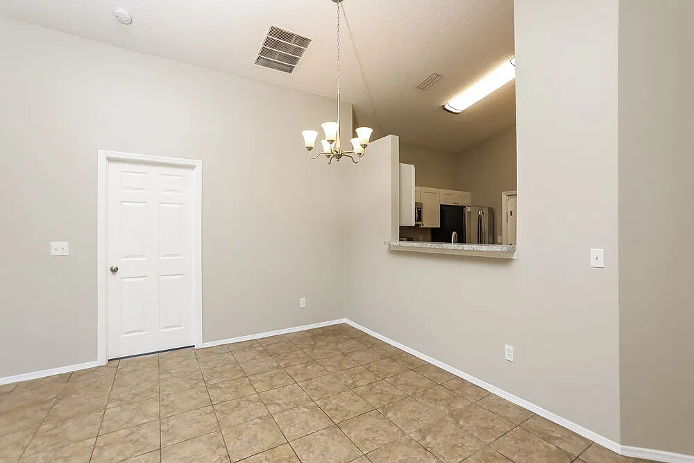 3 bed, 2.0 bath, 1315 sqft, $2,365 — Photo 4