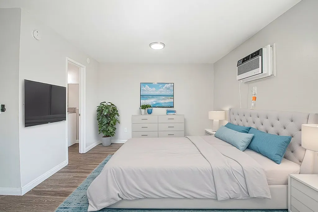 1 bed, 715 sqft, $1,950 — Photo 3