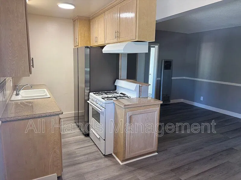 231 Loma Ave #14