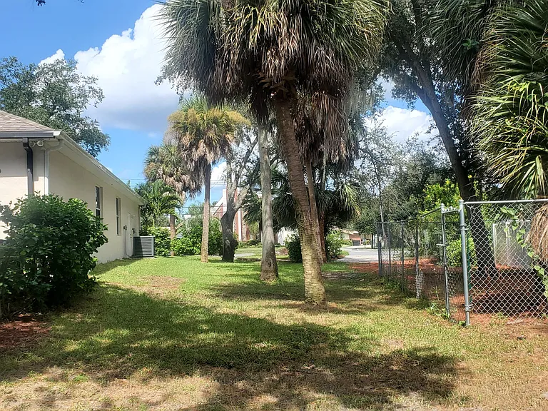 301 E Merritt Ave — Photo 6
