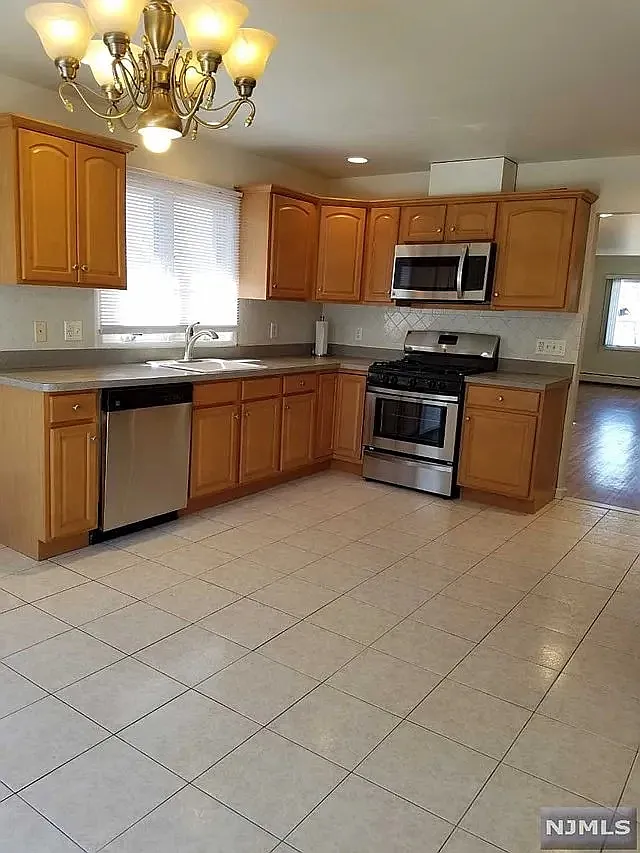 3 bed, $3,690 — Photo 4