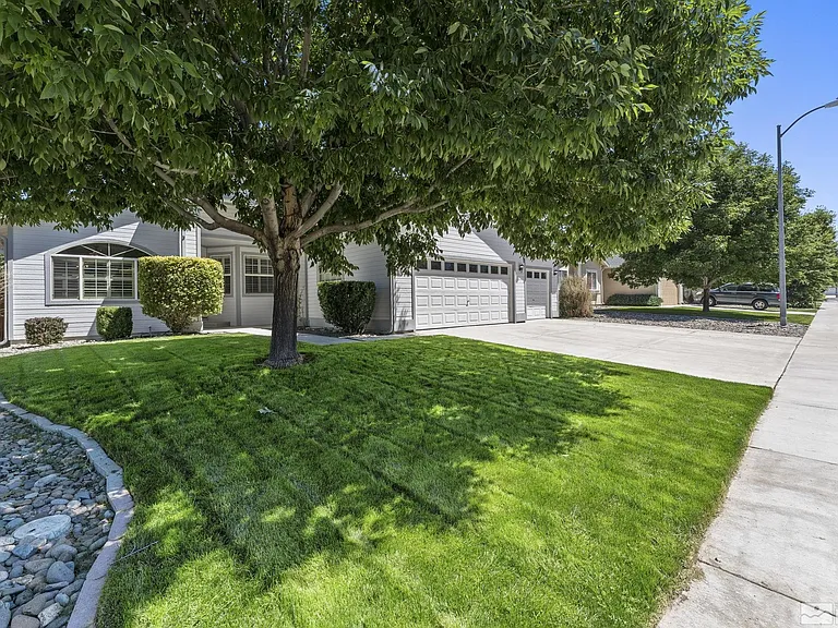 1370 Chichester Dr — Photo 2
