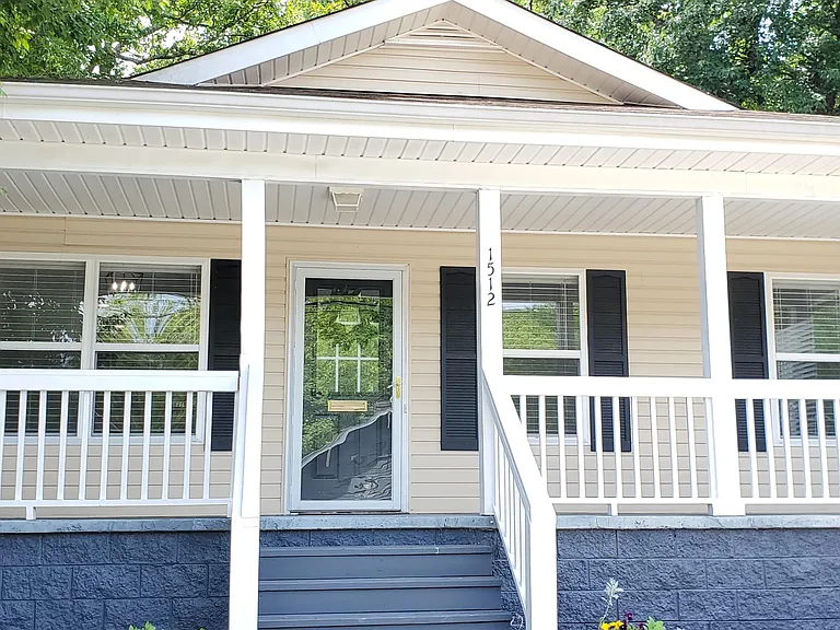 1512 Parkwood Ave — Photo 1