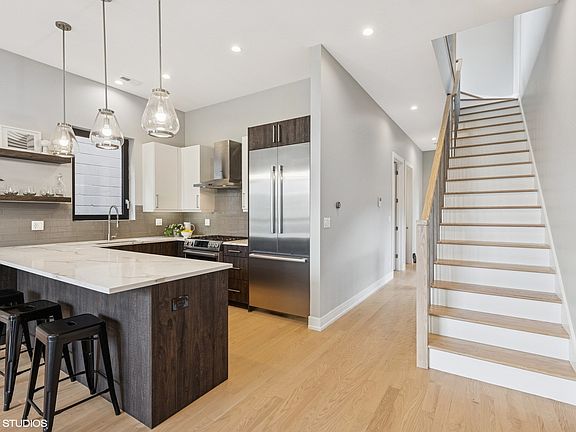 4th image of 1038 N Paulina St APT 3