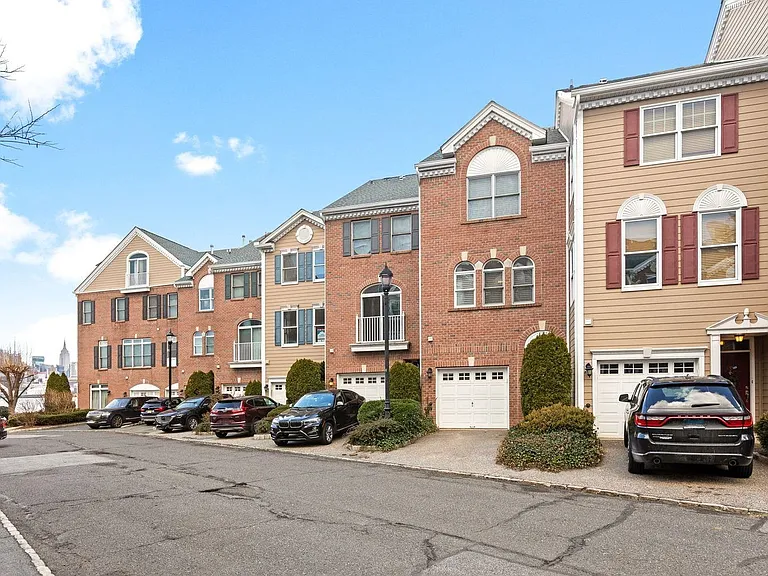 436 Albany Ct — Photo 33