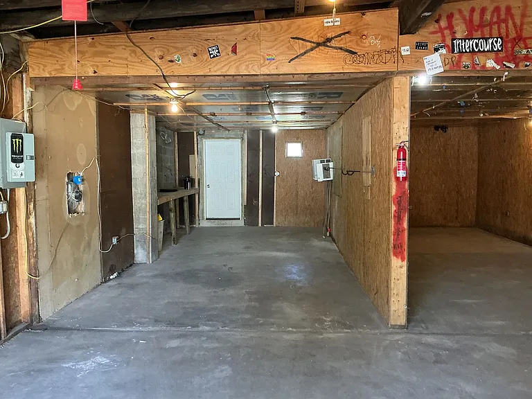 565 W Market St — Photo 8