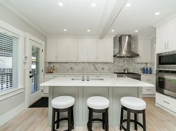 905 Edinburgh St, New Westminster, BC V3M 2V2