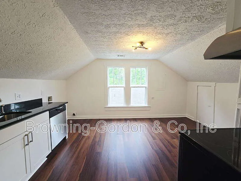 Building Photo - 1218B Chester Ave