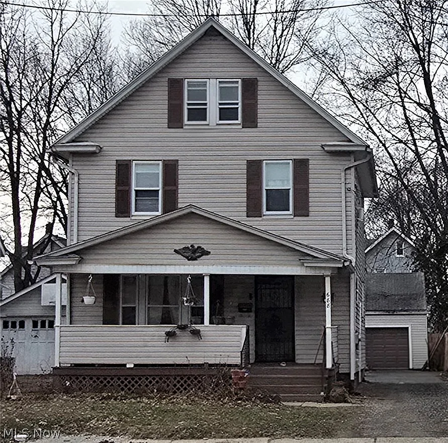 688 Dayton St photo 1