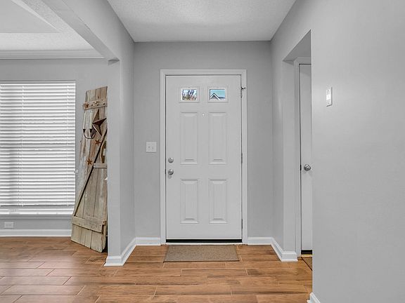 5th image of 212 Clay Thorn Ct