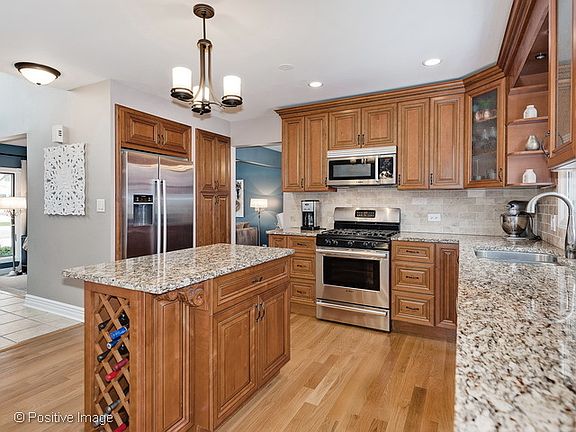 2nd image of 412 W Noyes St