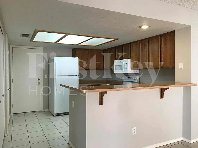 526 E Topeka Dr — Photo 6