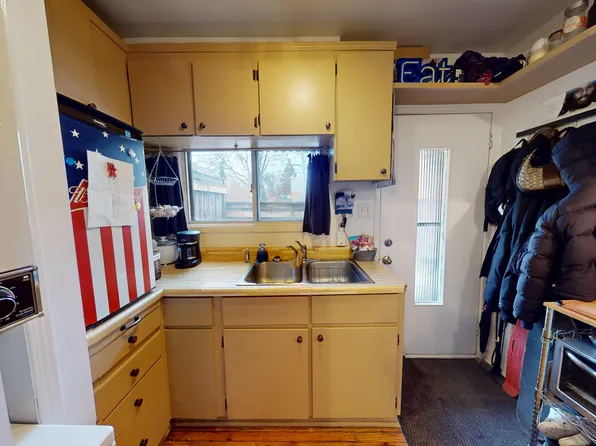 221 Bathurst St #3, Toronto, ON M5T 2S2