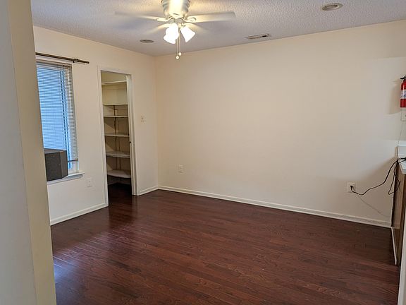 3rd image of 220 Hampshire Dr #220