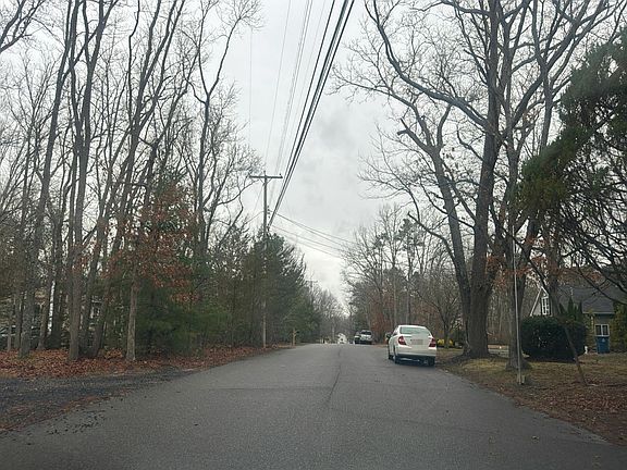 4th image of 99 Willow Dr