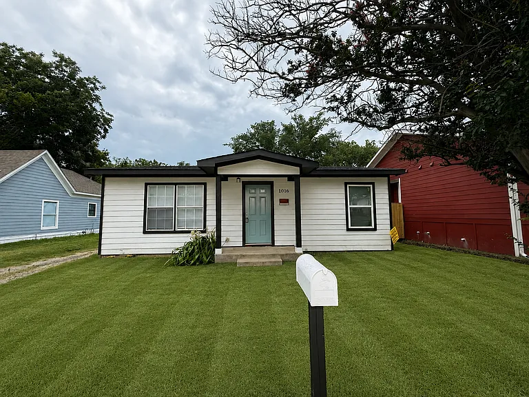 1016 W Crawford St — Photo 1