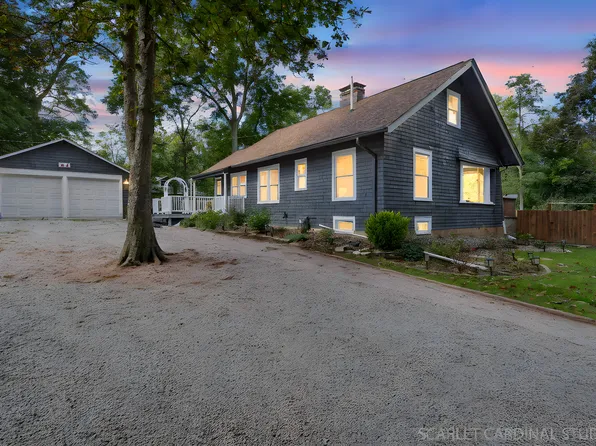 34 S Lake Dr, West Chicago, IL 60185