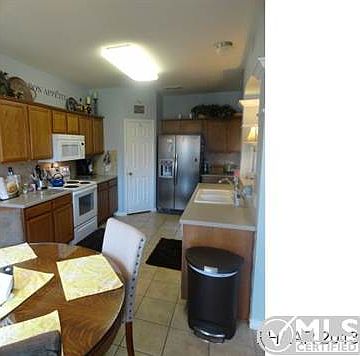 Lovely kitchen w/dining.