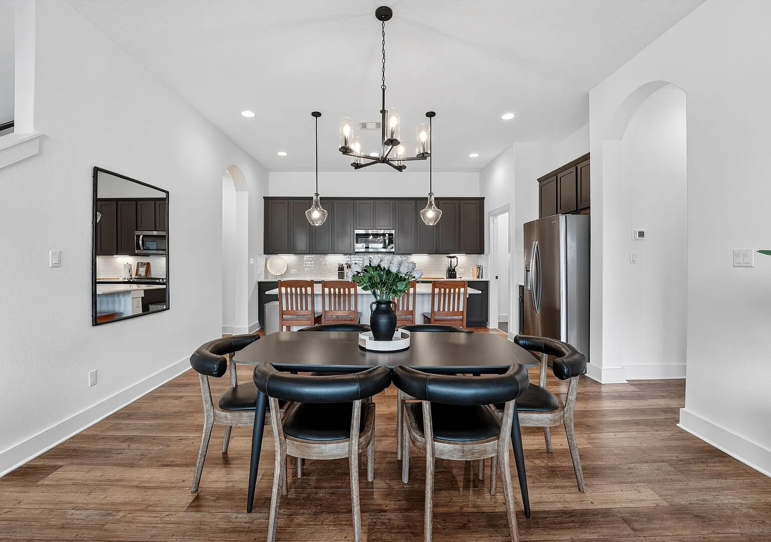 Upscale 4-Bedroom House with King Beds in Quiet Gated Community — Photo 4