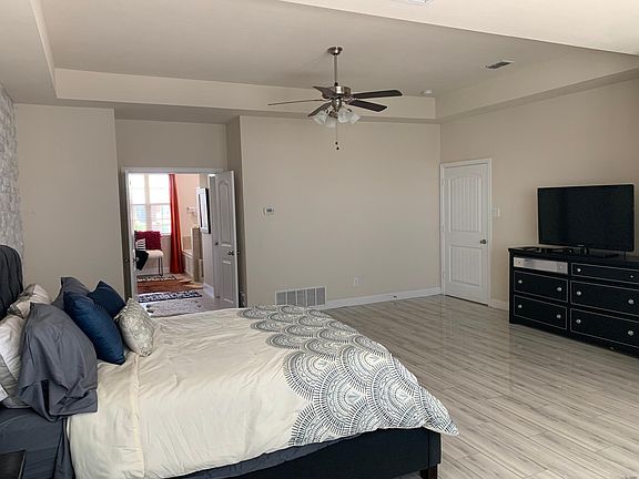 3rd image of 2650 Venice Dr Unit 3