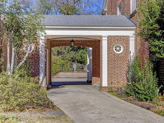 4th image of 8 Glenwood Cir