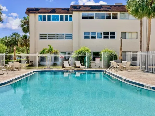 209 NE Lincoln Cir N APT 105, Saint Petersburg, FL 33702