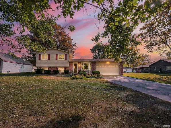 457 S Hospital Rd, Waterford, MI 48327