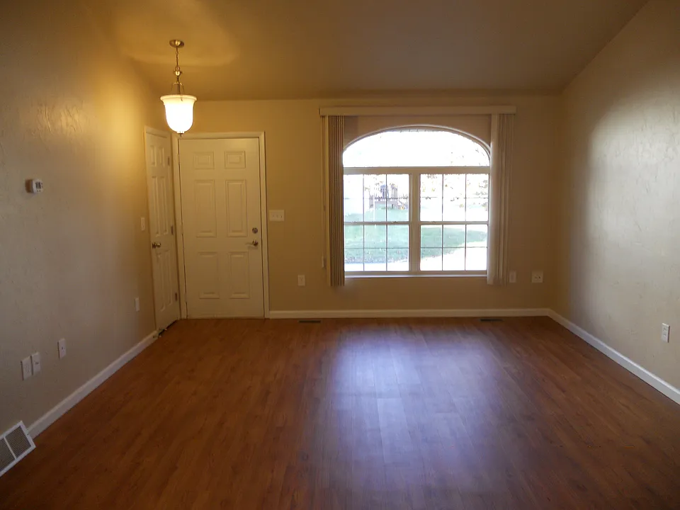 301 S Maple Ave