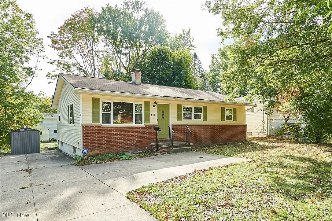 635 N Hawkins Ave photo 1
