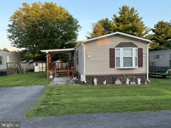 136 Patricks Ct, Inwood, WV 25428