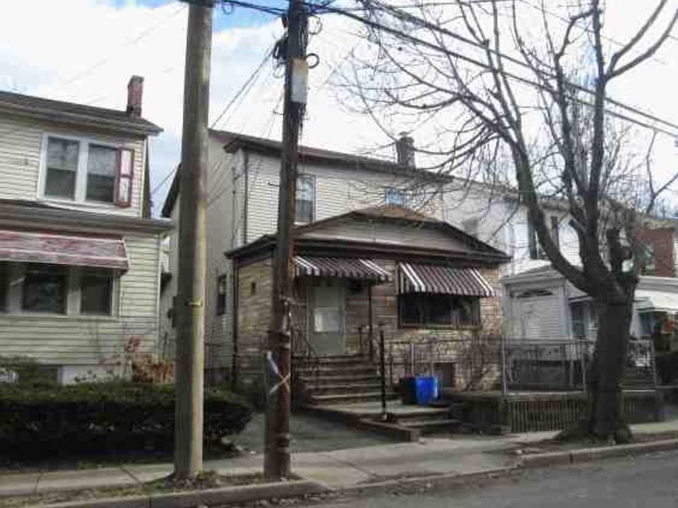 2nd image of 160 S Munn Ave