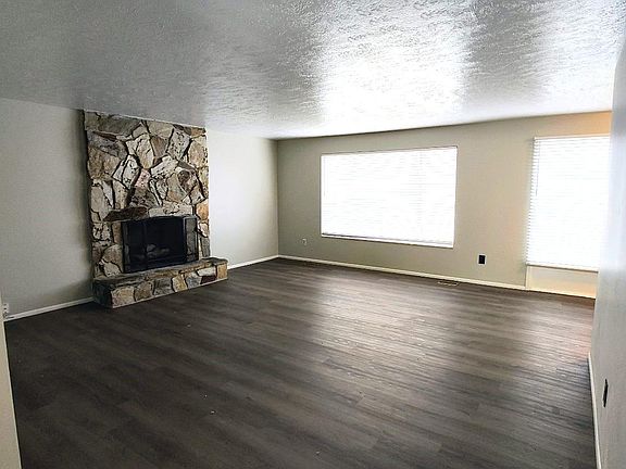 3rd image of 2496 E Newport Cir