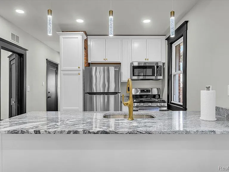 5240 Commonwealth St — Photo 11