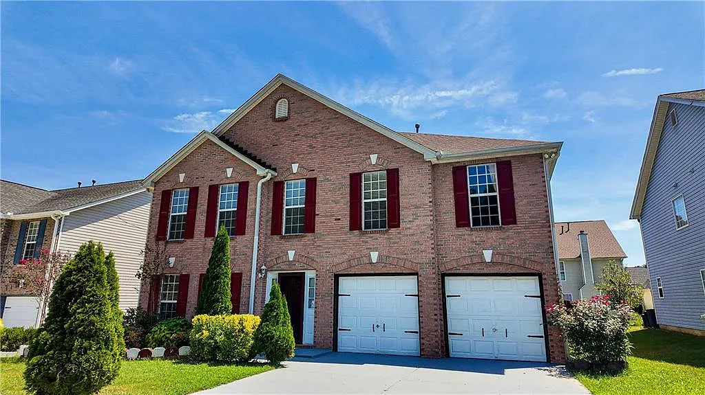 5 bed, 2.5 bath, 3380 sqft, $3,000 — Photo 2